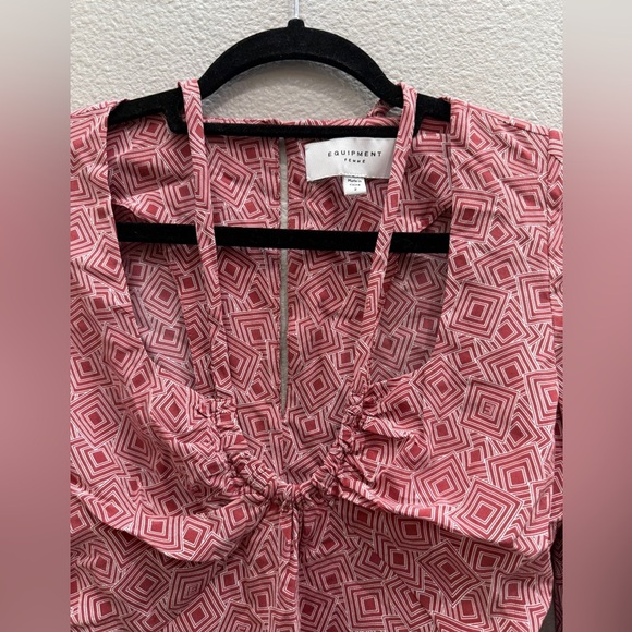 Equipment Femme Blouse Size Small Silk Red Print Cinched Waist - Picture 5 of 7